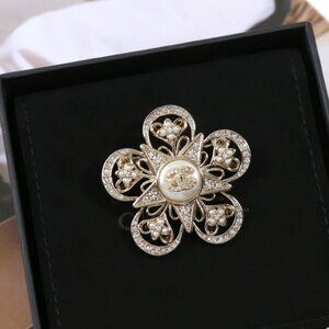 ✅Chanel floral brooch